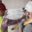 Primo piano di professionisti che esaminano un progetto edile 