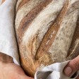 donna che regge pane fresco 