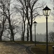 Vialetto con lampioni spenti