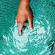 mano di una persona in piscina 