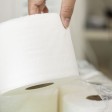 persona che preleva rotolo di carta igienica 