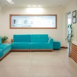 Sala d'attesa con divani turchesi