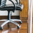 Sedia da ufficio con rotelle sul parquet