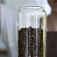 barista che prepara caffè 
