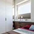 Stanza da letto con finestra piccola