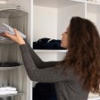 Donna mette in ordine i golf nell"armadio