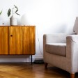 Soggiorno minimal con parquet montato a spina di pesce