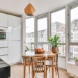 Cucina luminosa con grandi vetrate