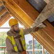 Carpentiere che lavora nel sottotetto