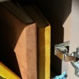 Dettaglio di un mobile con una vecchia cerniera