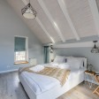 Camera da letto matrimoniale luminosa ed elegante inserita in un contesto residenziale ristrutturato