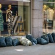 Spazzatura all’esterno di un’attività commerciale
