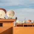 Parabola su balcone appartamento, facciata condominio con parabola