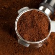 polvere di caffè nel filtro 