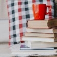 tazza su pila di libri 