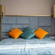 Camera da letto con testiera in velluto