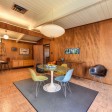 La casa sull’albero hi‑tech: salotto a fossa e lavagna in salone
