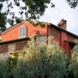 Dentro la villa toscana di Panariello: veranda in cotto e salone vissuto